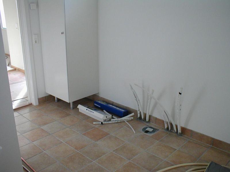 2007-10-13_01.jpg - Klinker har kommit på plats i tvättstugan. Där rören sticker upp ska en tvättbänk stå, och till vänster om denna ett torkskåp.