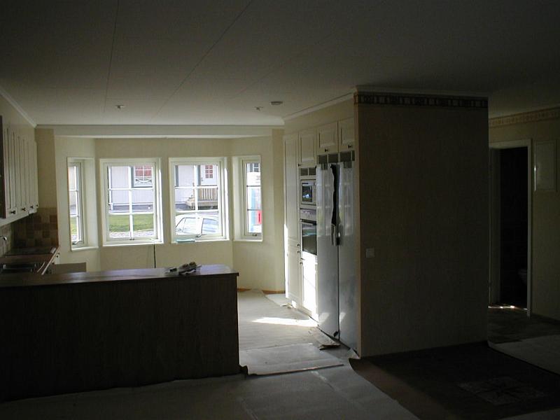 2007-10-13_13.jpg - Avståndsbild från vardagsrummet mot kök & hall.